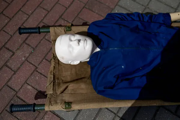 Beyaz kumaş üzerinde sergilenen klasik cerrahi aletler koleksiyonu, tarihi tıbbi ekipmanlar sergisi