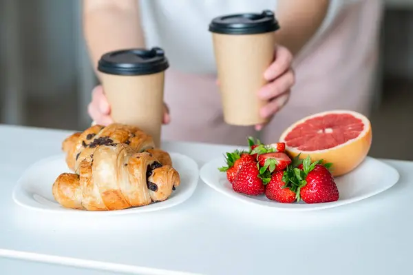 Kahvaltıda kruvasan, çilek, greyfurt ve kahve, konsept: sağlıklı ama keyifli yemek