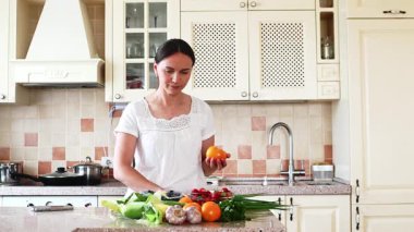 Modern mutfakta taze sebze doğrayan genç bir kadın. sağlıklı yiyecek ve diyet konsepti.