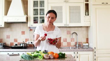 Mutfakta güzel kadın portresi.