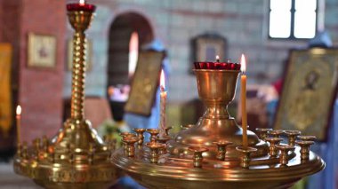 Ortodoks kilisesinde mum yakan bir şamdan.
