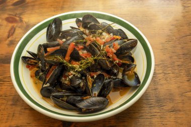 Şarap, domates, soğan ve time soslu midye..