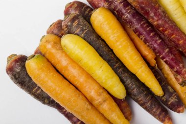 Beyaz arka planda çok renkli havuçlar