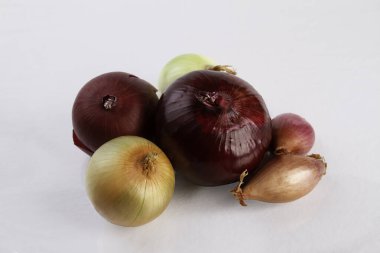 Beyaz arka planda üç farklı soğan çeşidi.