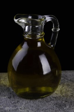 Doldurulmuş kavanozda zeytinyağı.