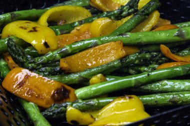 Biber ve kuşkonmaz bir bq 'a doluşur.