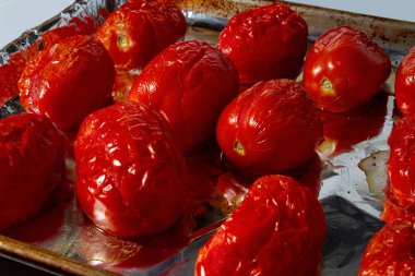 Fırından yeni çıkmış fırında kızartılmış domates.