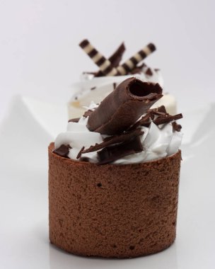 Çikolata ve vanilyalı pasta.