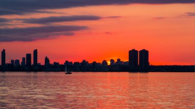 Şehir gün batımında ufuk çizgisi