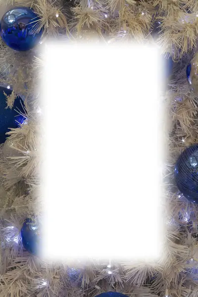 Yapay bir ağaçta asılı Noel süsleri