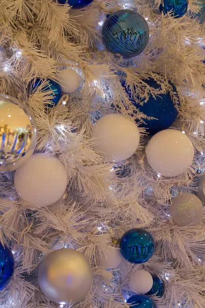 Yapay bir ağaçta asılı Noel süsleri