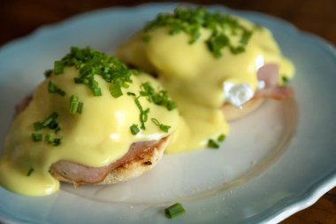 Hollandaise Sauc ile Benedict usulü yumurta.