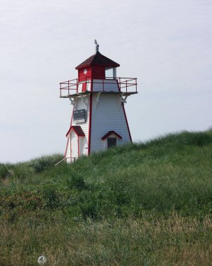 Covehead Liman Feneri Yeşil bir çim tepesinde