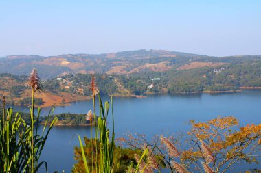 Umiam Gölü, Meghalaya 'nın yemyeşil tepeleri arasında, gökyüzünü ve etrafındaki ormanları yansıtan sakin suları arasında huzur içinde yatmaktadır. Dağlık bölgelere yerleşmiş, sessiz bir kaçış ve nefis doğa manzarası sunuyor..