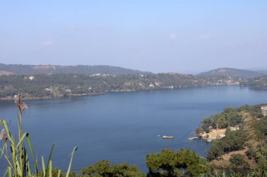 Umiam Gölü yemyeşil tepelerin arasında huzur içinde yatar, sakin suları gökyüzünü ve etrafındaki sık ormanları yansıtır. Meghalaas dağlarının kalbine kurulmuş, huzurlu bir sığınak ve çarpıcı bir doğa manzarası sunuyor sessiz güzellik..