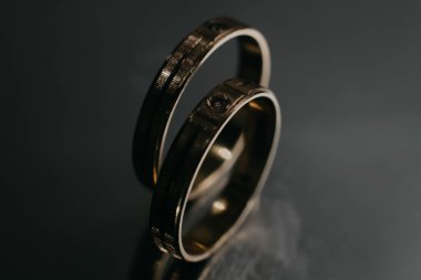 Koyu arkaplanda altın alyanslar