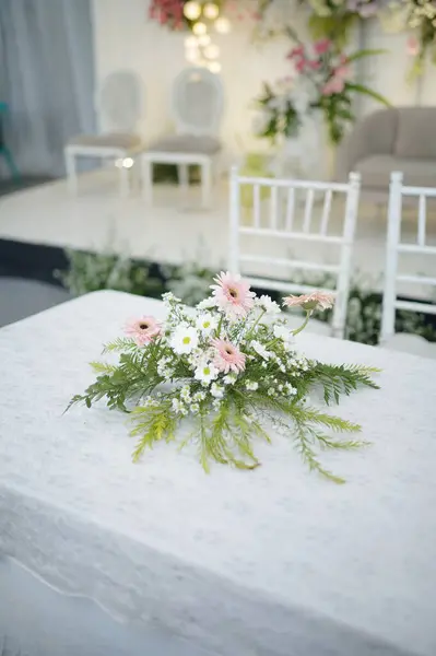 Güzel bir buket çiçek ve gül.