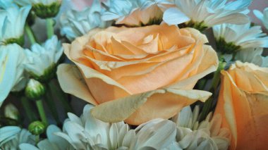 Vazoda güzel bir buket turuncu gül.