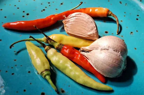 Mutfakta taze kırmızı kırmızı biber var.