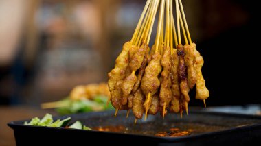 Sokakta soslu kızarmış tavuk.