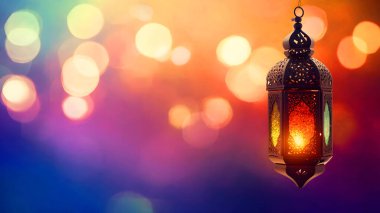 Soyut bulanık arkaplan, fener ve parlayan bokeh ışığı. Noel ve yeni yıl konsepti.