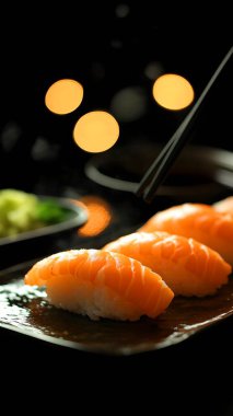 somon balıklı suşi.