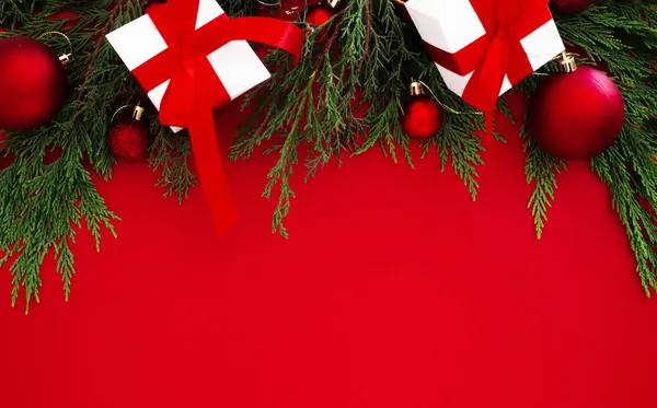 Kırmızı arkaplanda noel süslemesi.