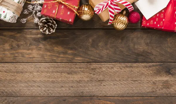 Ahşap arka planda noel kompozisyonu