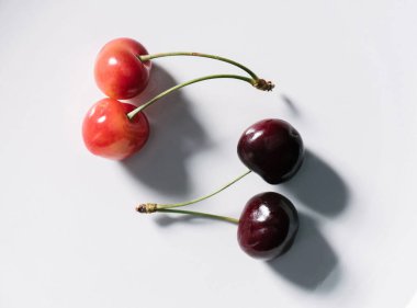 Beyaz arka planda taze kiraz ve kirazlar.