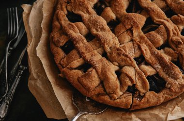 Tarçınlı ve fındıklı ev yapımı tatlı ekmek.