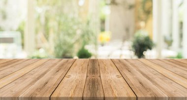 boş ahşap masa ve restoranın bulanık arkaplanı.