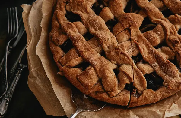 Tarçınlı ve fındıklı ev yapımı tatlı ekmek.