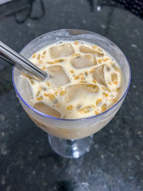 Buzdan kesikler ve meyveli içeceklerle dolu bir cam yığını.