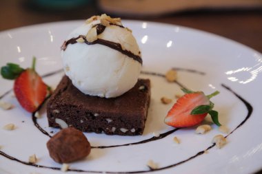 Çikolata soslu brownie 'li dondurma.