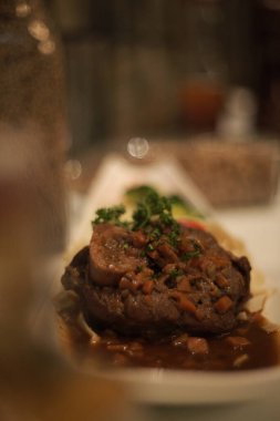 Baharatlı kuzu eti tabakta servis edilir.