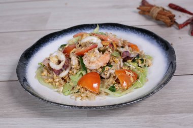 Yumurtalı kızarmış cam erişte.