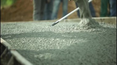 İşçiler beton döşüyorlar..