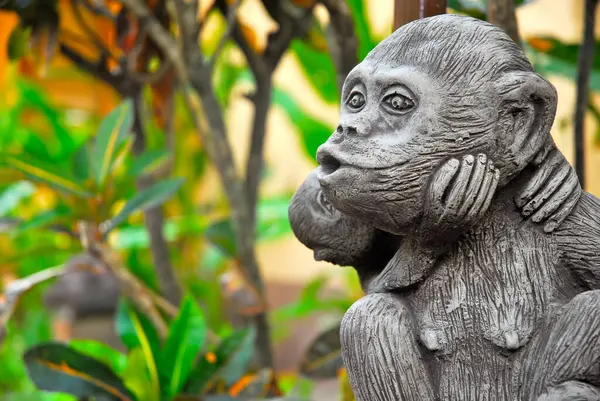 Maymun heykeli bahçe süslemesi