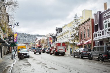 Park City, UT-USA - 10-27-22: İtfaiye arabalı itfaiyeciler Park City 'de acil bir durum var.. 