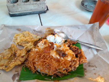 Basit Endonezya yiyecek ve içecekleri.