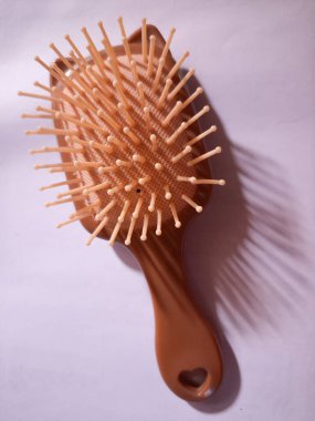 Beyaz arkaplanda tarak ile tara