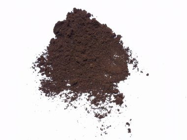 Beyaz arka planda izole kahve tozu