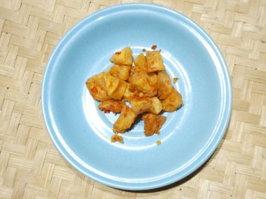 Mavi masadaki tabakta kızarmış patates.