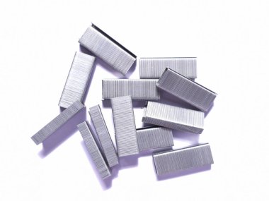 Beyaz arkaplandaki metal zımba yığınını kapat