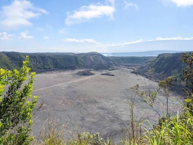 Kilauea Hawaii Yanardağları 'ndaki çorak volkanik kraterin üzerinden geçti.