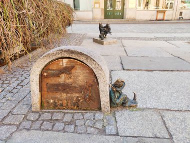 Uykucu cüce sokak heykeli Wroclaw, Polonya 'da küçük bir kapıya dayandı.