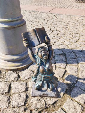 Kadın cüce, Wroclaw, Polonya 'da demokrasi yanlısı ve komünizm karşıtı protestoları simgeleyen bir anayasa kitabı tutuyor.