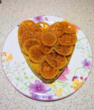 Mandarin keki, üzerinde mandalina olan aşk kalbi şeklinde bir çiçek tabağı.