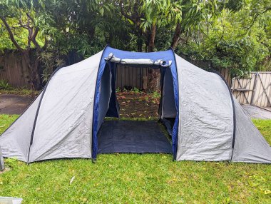 Sydney, Avustralya 'da arka bahçeye kurulmuş mavi ve gümüş renkli büyük aile kamp çadırı.
