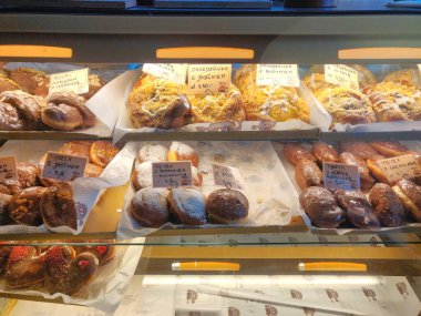 Gdynia, Polonya - 13 Şubat 2022: Paczki çörek dükkanı Tlusty Czwartek üzerinde taze dolgulu ve buzlu donut satıyor